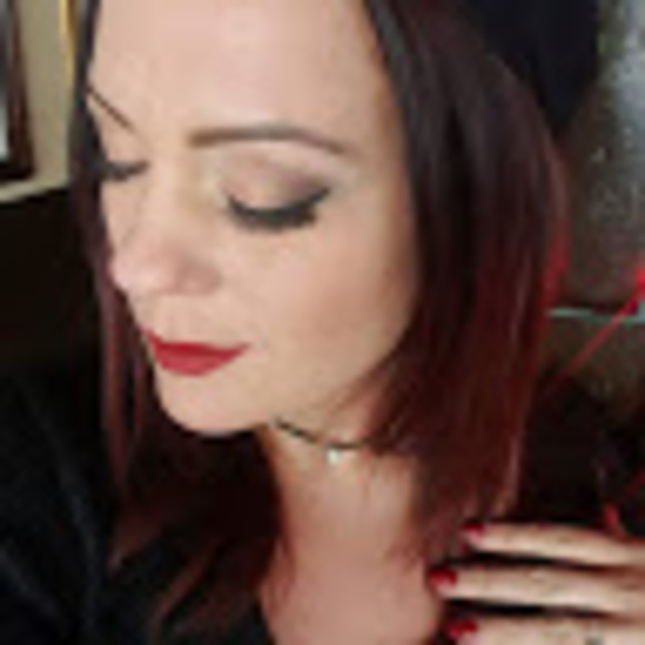 Profile Picture of Aisling Stompor (@mrsmadglam) on Poshmark