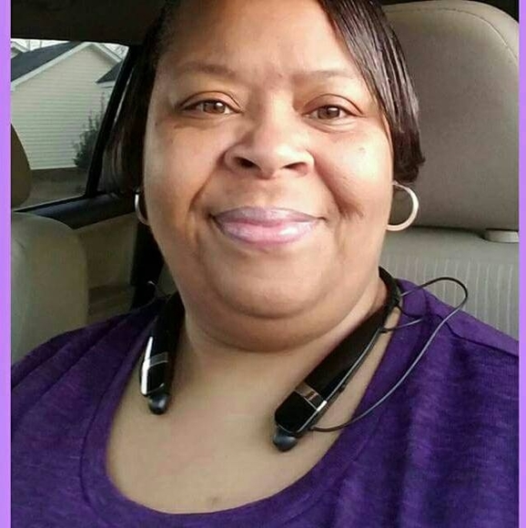 Profile Picture of Stacey Fields-razor (@scrazor69) on Poshmark