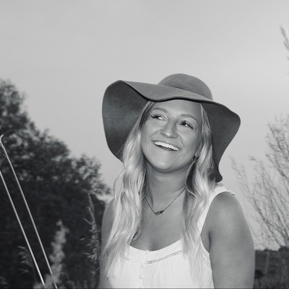 Profile Picture of Lexi Wahr (@lexiwahr) on Poshmark