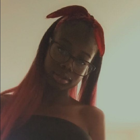 Profile Picture of Shinyaire Downs (@xosha4) on Poshmark