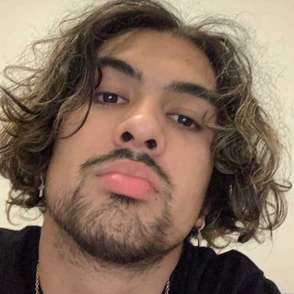 Profile Picture of Michael Uyede (@michaeluyede) on Poshmark