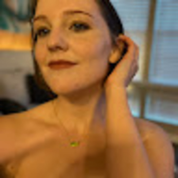 Tara Girsch - Poshmark Profile Picture of Tara Girsch (@tarascara) on Poshmark