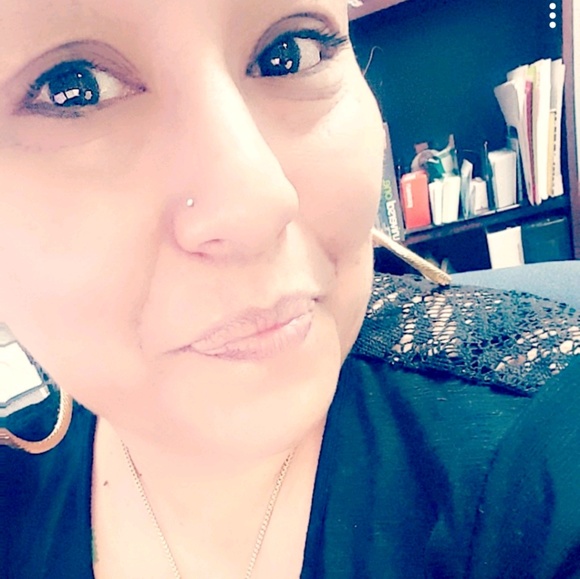 Profile Picture of Raquel Edwards (@raquele1976) on Poshmark