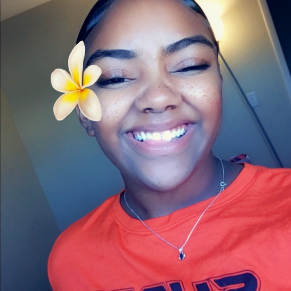 Profile Picture of Jaylee Moquete (@jayleedenisse) on Poshmark