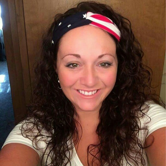 Profile Picture of Melinda Dennison (@melz8833) on Poshmark