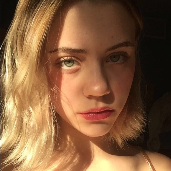 Profile Picture of Lily Oyen (@sunshinepolice) on Poshmark