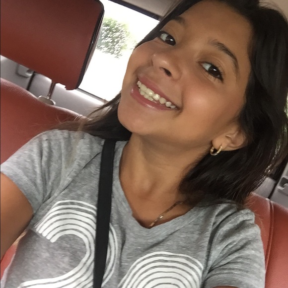 Profile Picture of Giselle Guzman (@giselle_gg) on Poshmark