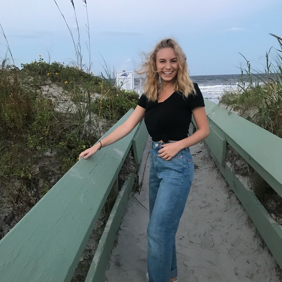 Profile Picture of Brooke Wierenga (@brxxkew) on Poshmark