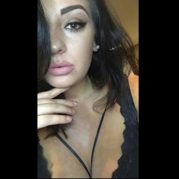 Profile Picture of Lisamarie Maneggio (@lisamariemxo) on Poshmark