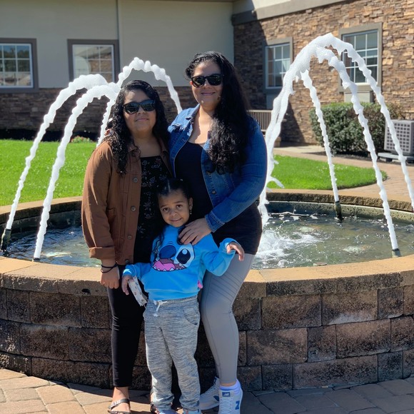 Profile Picture of Daniela Basantes (@gladys0808) on Poshmark