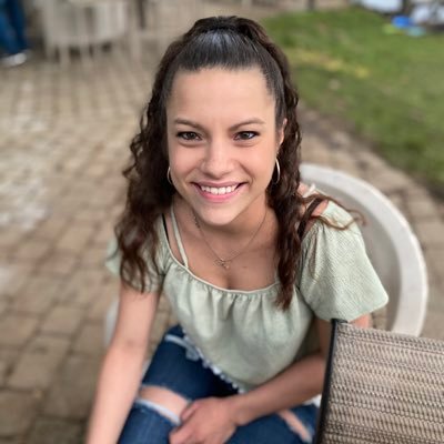 Profile Picture of Lindsey Lapointe (@lindseylapoint2) on Twitter
