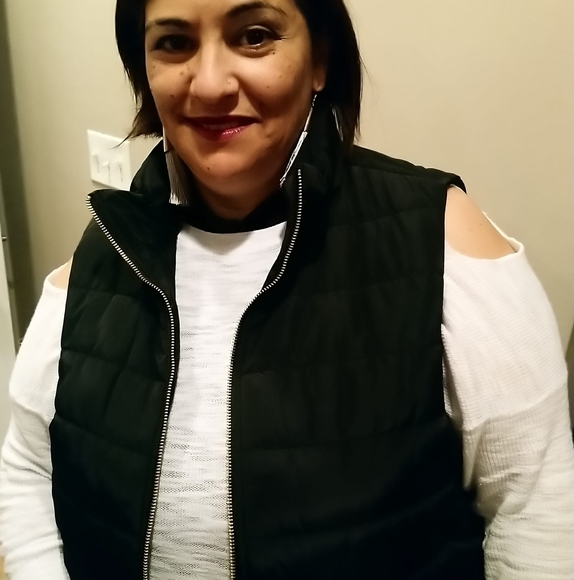 Profile Picture of Lucia Rebelo (@lucia720147) on Poshmark