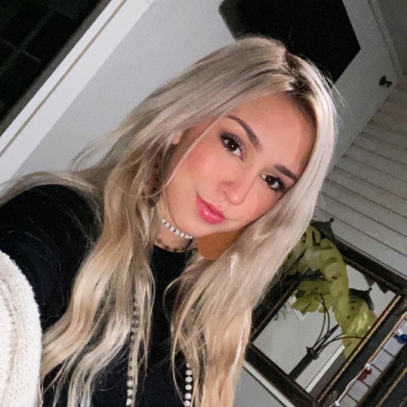 Profile Picture of Sara Wade (@fuzzyiscute101) on Poshmark