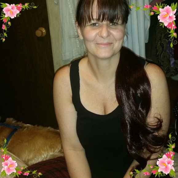 Profile Picture of Angi Aveyard (@udderlycute) on Poshmark