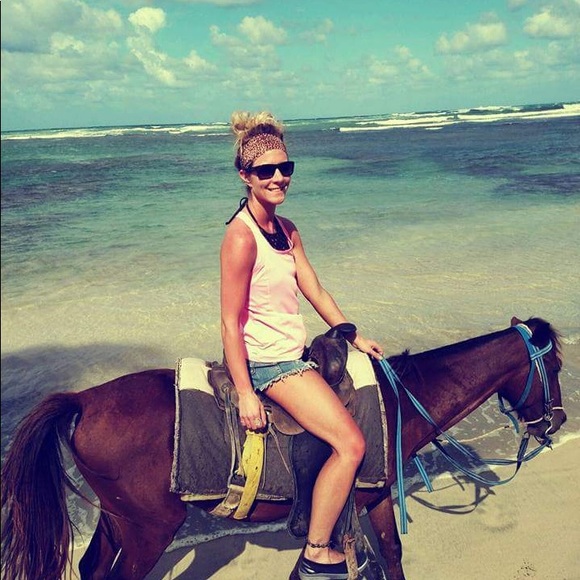 Profile Picture of Amber Kramschuster (@adkramschuster) on Poshmark