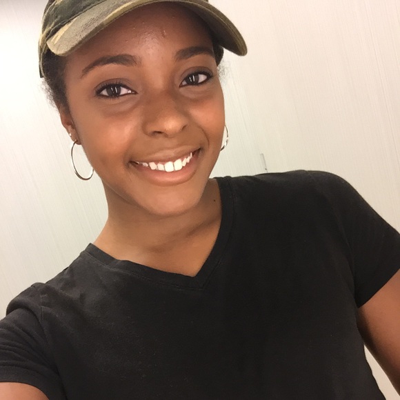 Profile Picture of Nia Bullock (@niamichellee) on Poshmark
