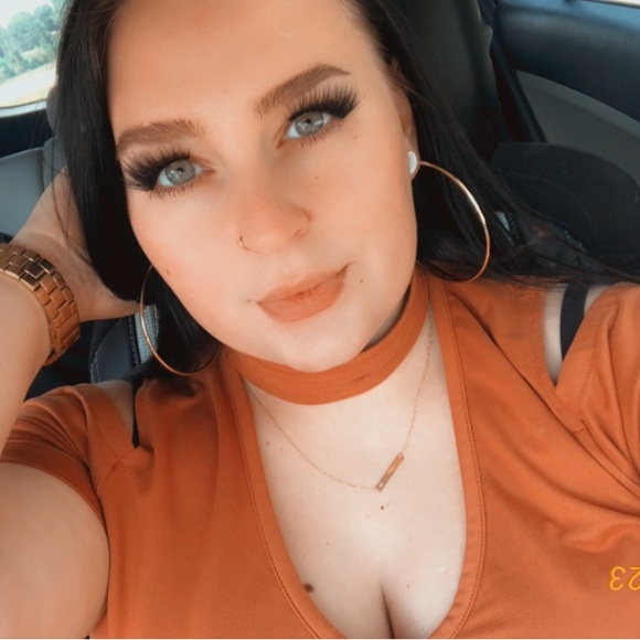 Profile Picture of Crystal Blake (@crystalblake283) on Poshmark