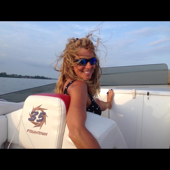 Profile Picture of Helen Tomayko (@chicksledhead) on Poshmark