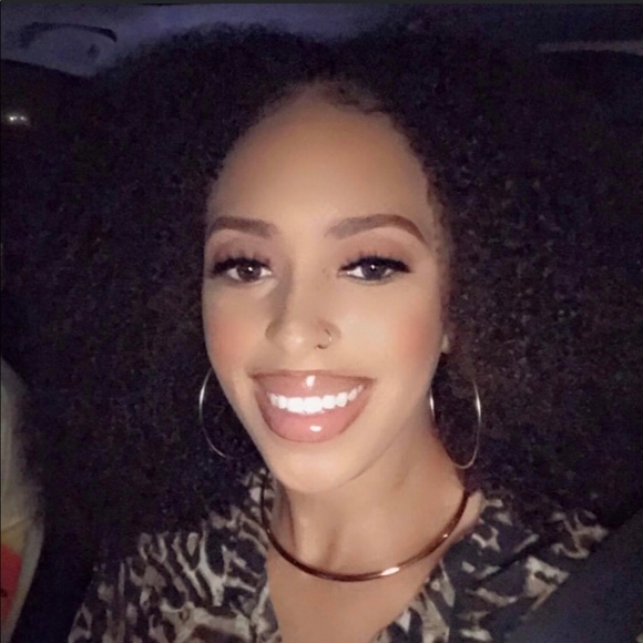 Profile Picture of Joia Sassau (@jsassau) on Poshmark