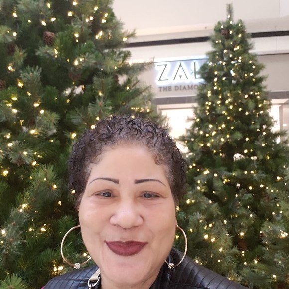 Profile Picture of Donna Evans (@donnaevans866) on Poshmark