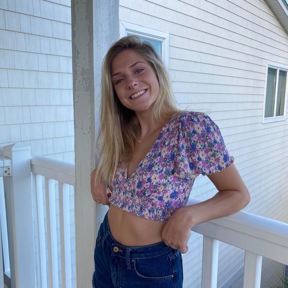 Anna Holsomback - Poshmark Profile Picture of Anna Holsomback (@anna_rosebud) on Poshmark