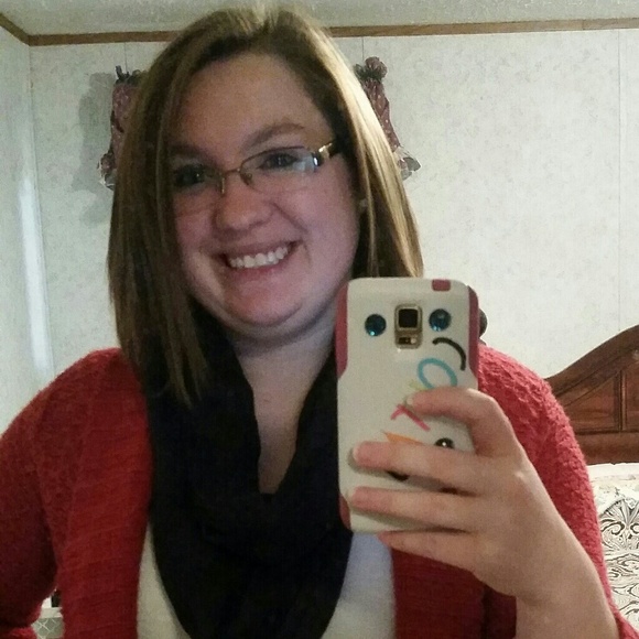Profile Picture of Dayna Edwards (@dayna0326) on Poshmark