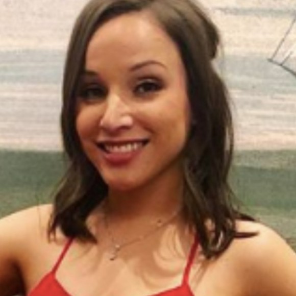 Profile Picture of Hind Beever (@hindbeever) on Poshmark