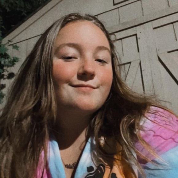 Profile Picture of Machaela Daeger (@machaeladaeger) on Poshmark