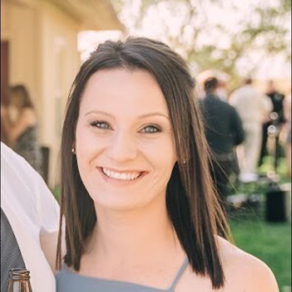 Profile Picture of Laura Oolson (@lodo47) on Poshmark