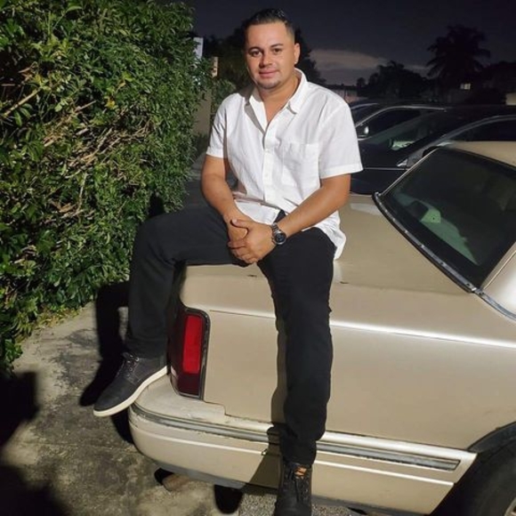 Profile Picture of Jairo Pérez (@7864860778) on Poshmark