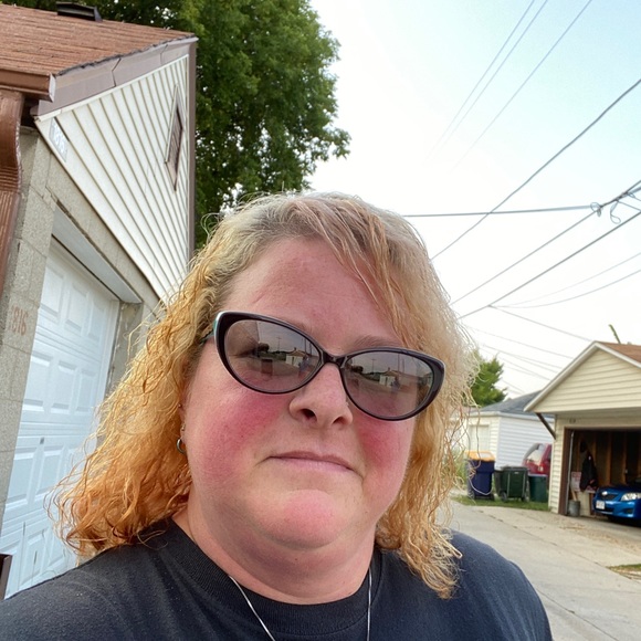 Profile Picture of Kim Rohloff (@kimrohloff) on Poshmark