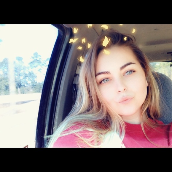 Profile Picture of Melony Teal (@tealmelony27) on Poshmark