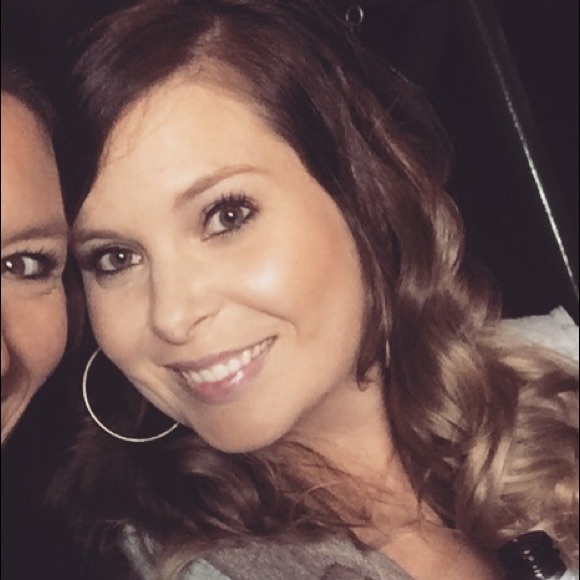 Profile Picture of Janna Hebert (@jannaheb) on Poshmark