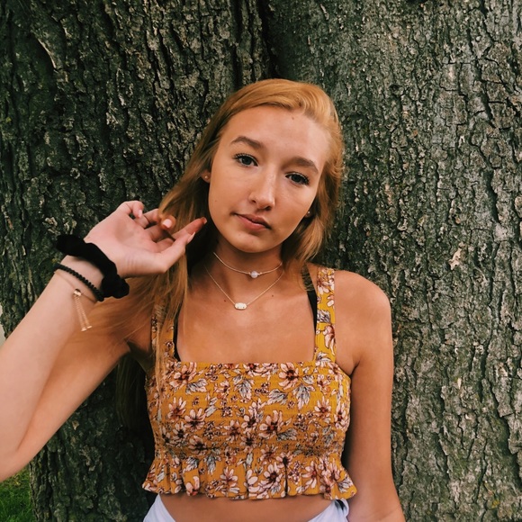 Profile Picture of Macey Chindamo (@maceychin) on Poshmark