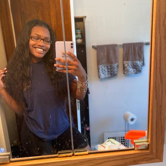 Profile Picture of Nadia Wilson (@nadiasw) on Poshmark