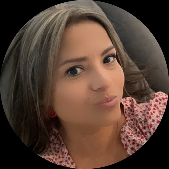 Profile Picture of Carolina Munoz (@carolinallanes) on Poshmark