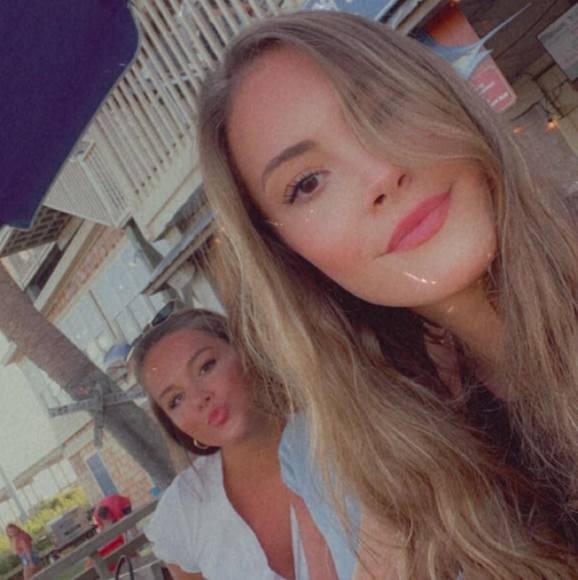 Profile Picture of Julia Schriefer (@julia_schriefer) on Poshmark