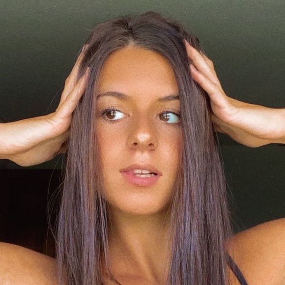 Profile Picture of Juliana Brooke (@julianaabrookee) on Poshmark