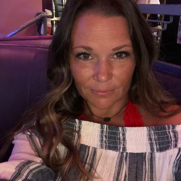 Profile Picture of Ciji Pina (@cijipina) on Poshmark