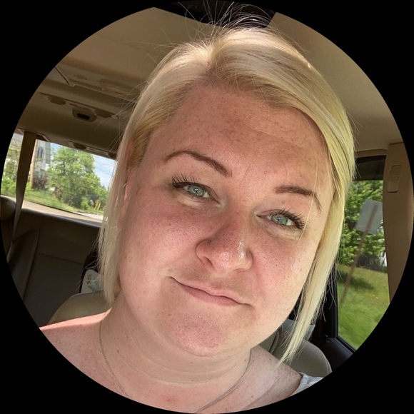 Profile Picture of Danielle Dillingham (@danidilli818) on Poshmark