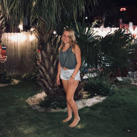 Profile Picture of Alyssa Mcgillycuddy (@amcgillycuddy) on Poshmark