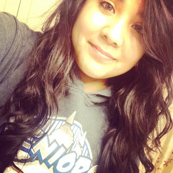 Profile Picture of Luisa Luviano (@luisa094) on Poshmark