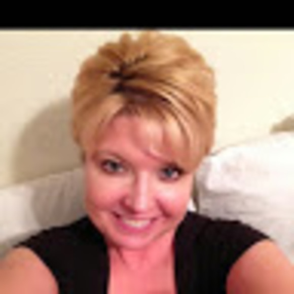 Profile Picture of Dani Hanson (@joy0432) on Poshmark