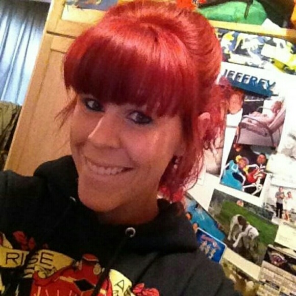 Profile Picture of Karlyn Bower (@leezy7732) on Poshmark