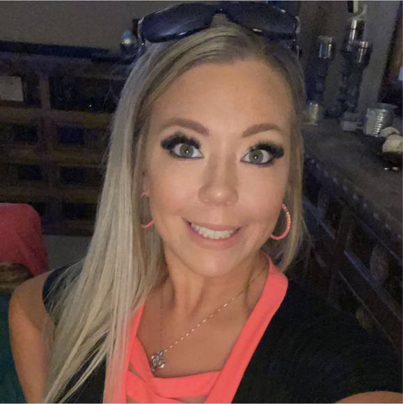 Profile Picture of Robin Bell (@robinbell172) on Poshmark