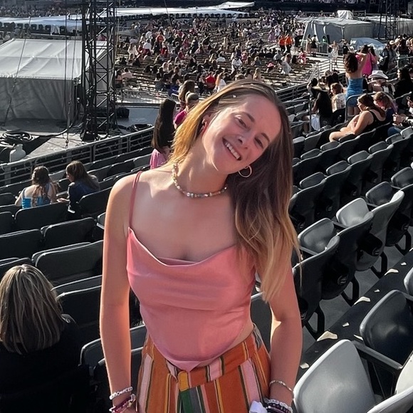 Profile Picture of Hope Vanderwater (@hopevanderwater) on Poshmark