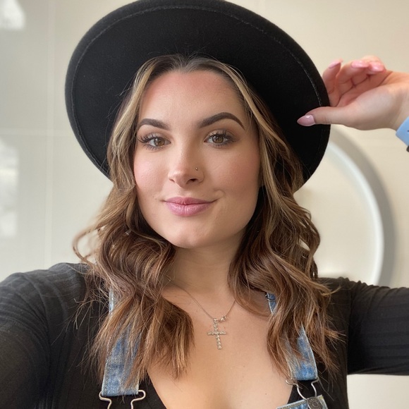 Profile Picture of Gabie Simunovic (@gabiesimunovic) on Poshmark