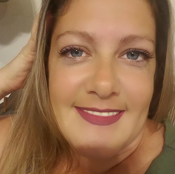 Nicole Neyland - Poshmark Profile Picture of Nicole Neyland (@nicole_neyland) on Poshmark