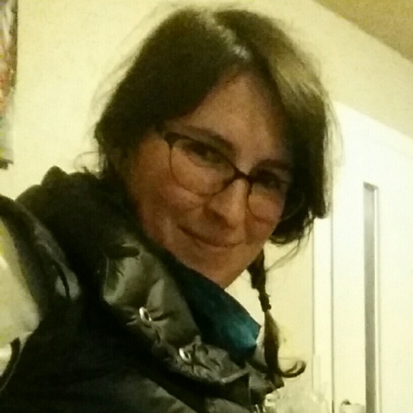 Profile Picture of Leah Goss (@lagoss01) on Poshmark