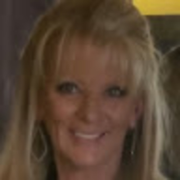 Profile Picture of Aileen Albert (@aileenalbert) on Poshmark